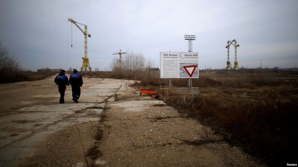 工人们走向保加利亚贝莱内核电站项目的工地