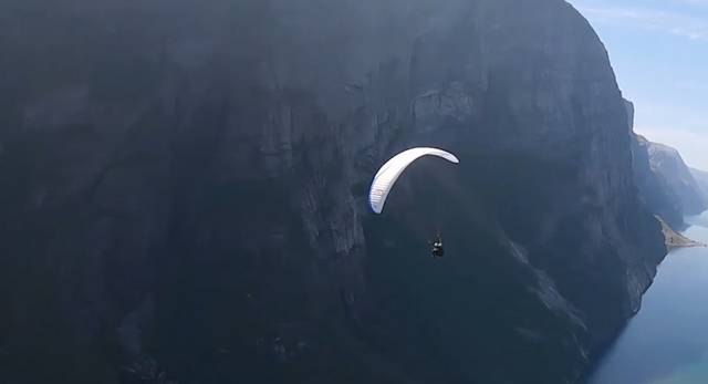 保加利亚一男子在滑翔伞上翻筋斗 差点撞飞摄像机