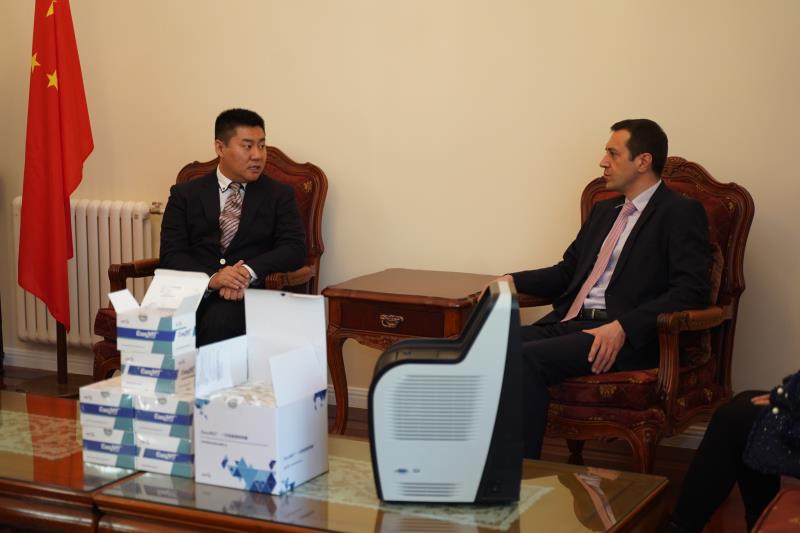 冯鑫会长向大使本人介绍了一年来保加利亚中国工业商会南中国区分会的工作任务及成绩