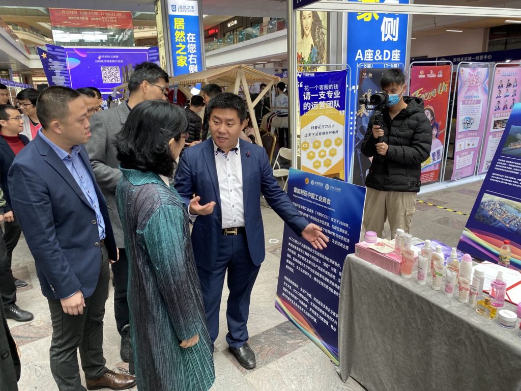 От зам председателя на БКТПП за южен Китай бяха показани традиционни балгарски продукти на търговски панаир в гр. Фошан